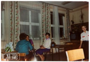 Lata 90. W klasie nr 19, Andrzejki szkolne, Jolanta Dembna z rodzicami uczniów, po prawej stronie uczennica Patrycja Łada